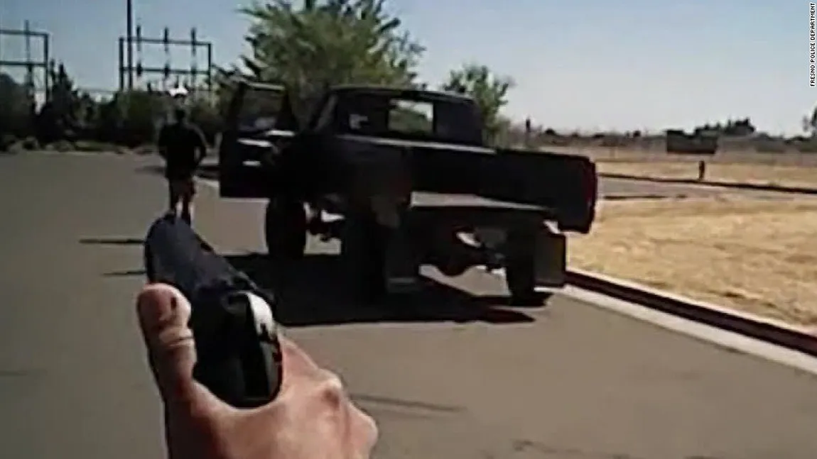Un nou video şocant cu abuzurile poliţiei americane. Un suspect neînarmat este împuşcat de patru ori
