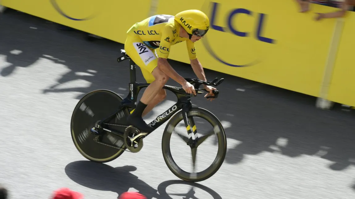 Chris Froome se îndreaptă spre a treia victorie în Turul Franţei. A câştigat contratimpul din Alpi