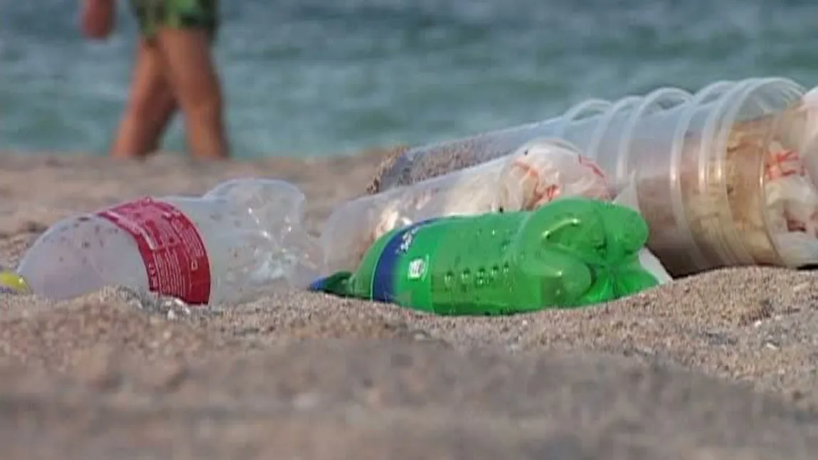 Imagini dezolante pe litoral. Turiştii lasă în urmă munţi de gunoaie