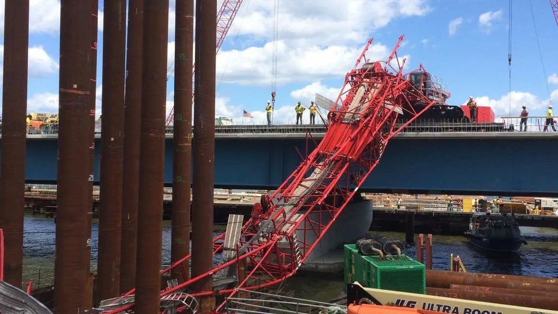 O macara s-a prăbuşit peste un pod intens circulat, în New York. Mai multe persoane au fost rănite FOTO