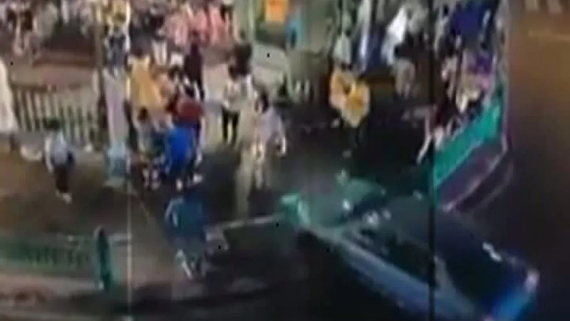 O maşină a intrat în plin într-un grup de oameni, după ce o şoferiţă a făcut atac cerebral VIDEO