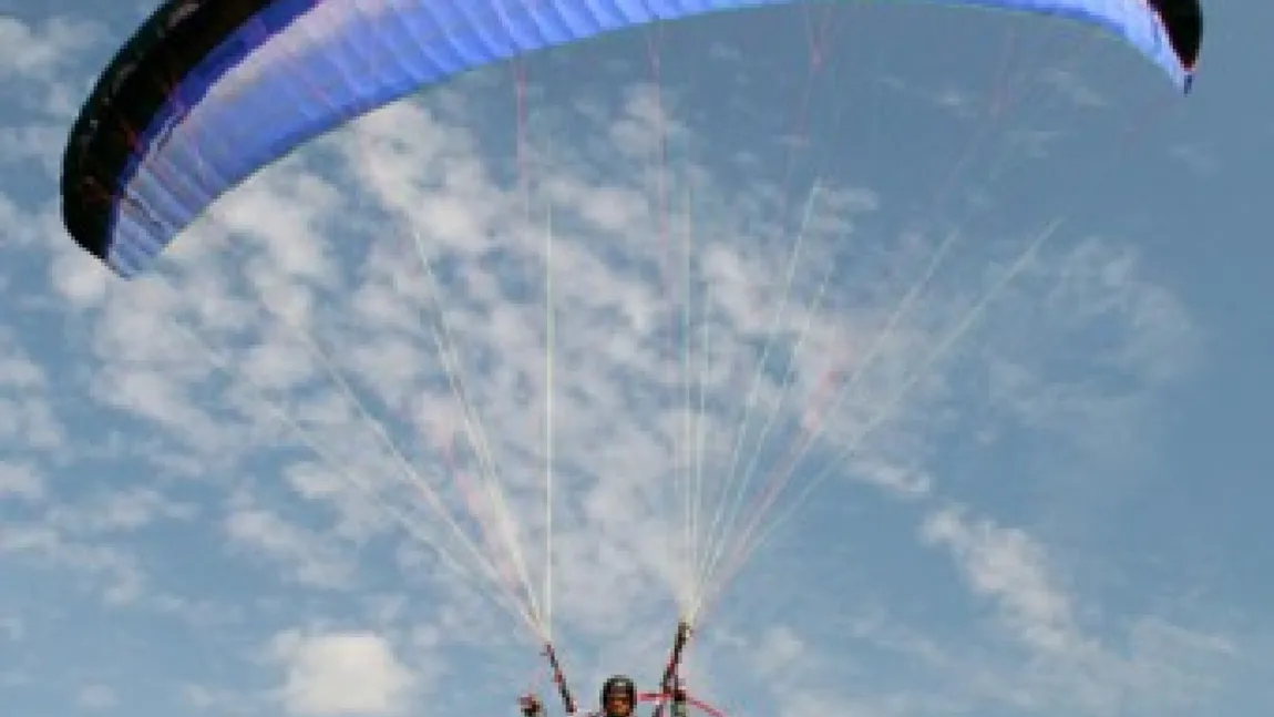 Paramotor prăbuşit în Giurgiu. Doi bărbaţi sunt RĂNIŢI