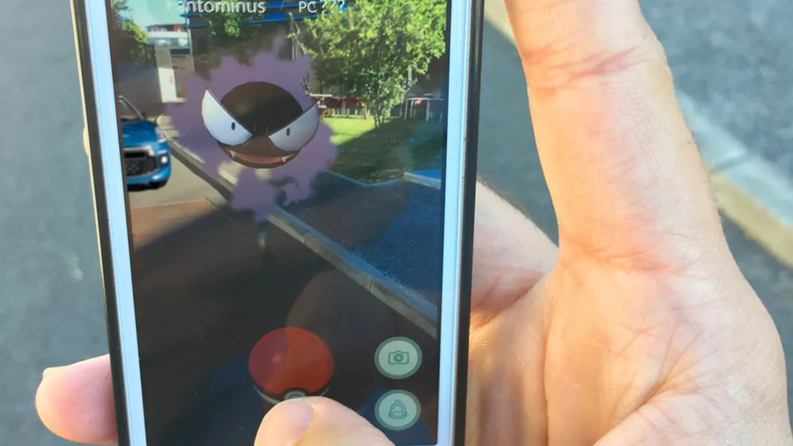 A jucat Pokemon Go la volan şi a intrat în maşina Poliţiei. Accidentul a fost filmat VIDEO