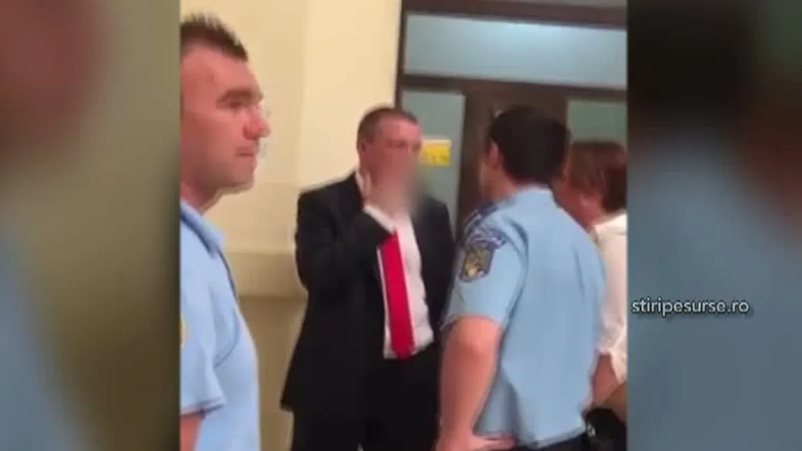 Prefectul de Ilfov sfidează legea antifumat şi fumează în prefectură cu jandarmii lângă el VIDEO