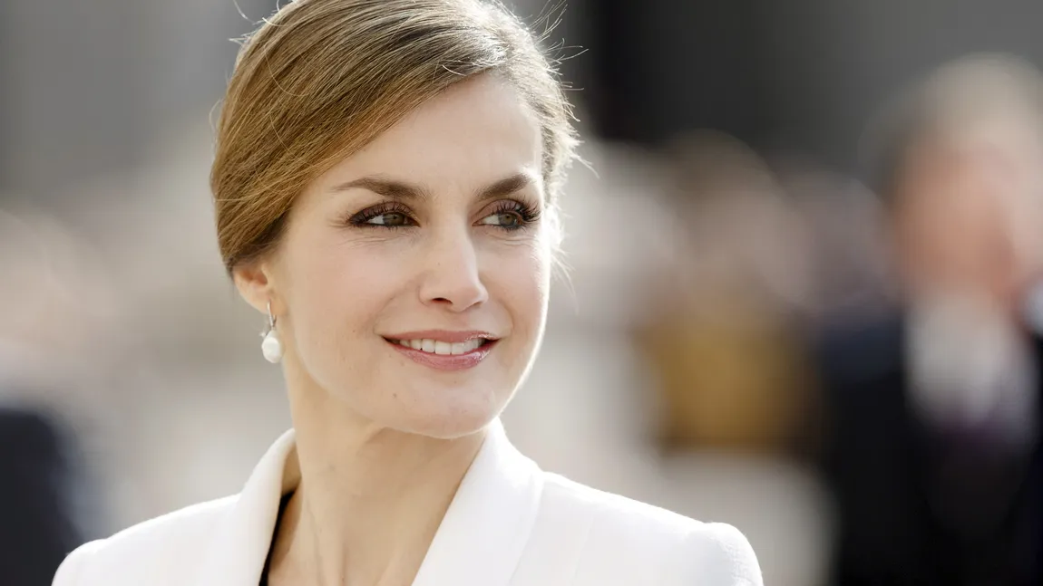 Regina Letizia a făcut furori într-o rochie midi