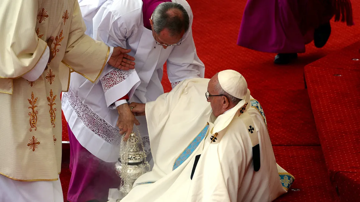 Papa Francisc a căzut pe scări. Suveranul Pontif s-a împiedicat de o treaptă VIDEO