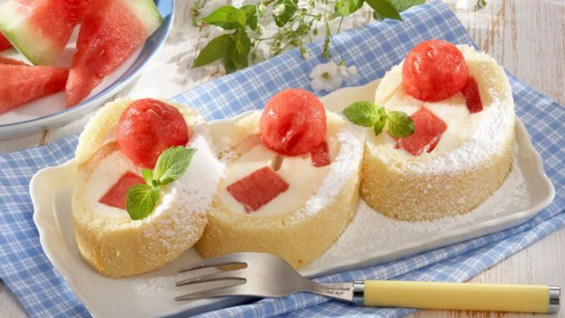 Desertul zilei: Ruladă cu pepene şi cremă de brânză