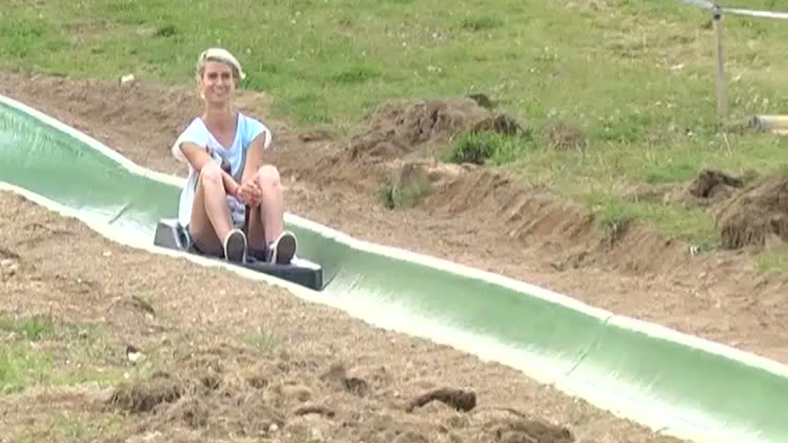 Cu săniuţa pe pârtie în toiul verii. Vezi unde te poţi bucura de asta în luna iulie VIDEO
