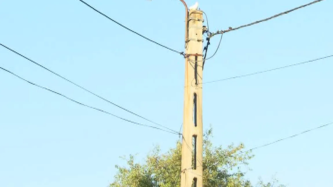Moarte cumplită pentru un bărbat din Gorj. A fost carbonizat în timp ce încerca să schimbe becurile de pe stâlpii de iluminat public
