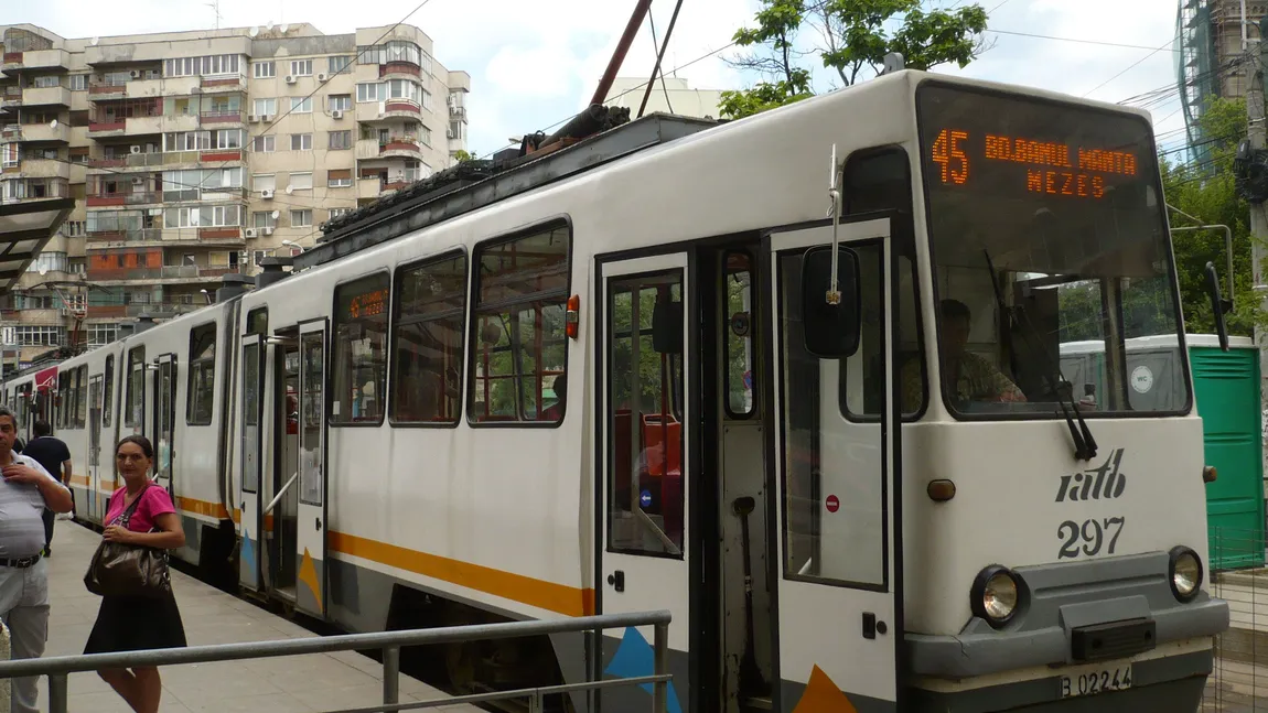 DE CE au fost BLOCATE tramvaiele la Gara de Nord, joi după-amiază. FOTO