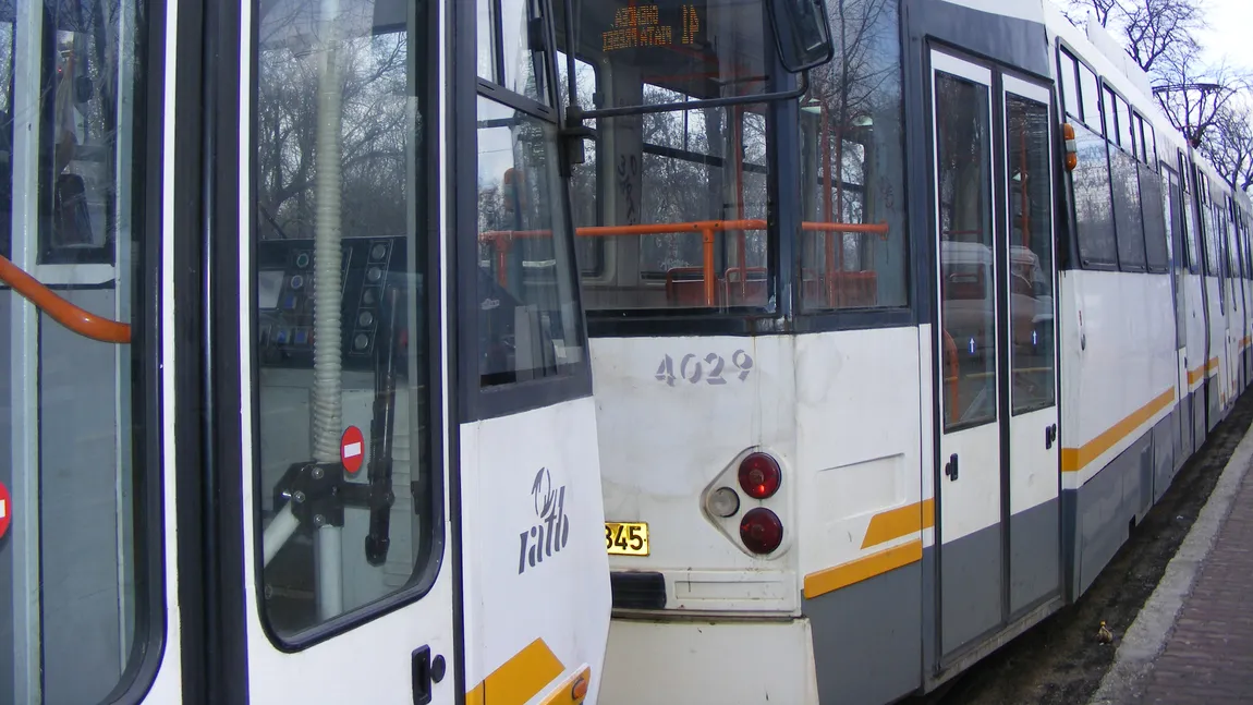 RATB sfidează călătorii. Din banii de la Primărie îşi cumpără maşină blindată şi buldoexcavator