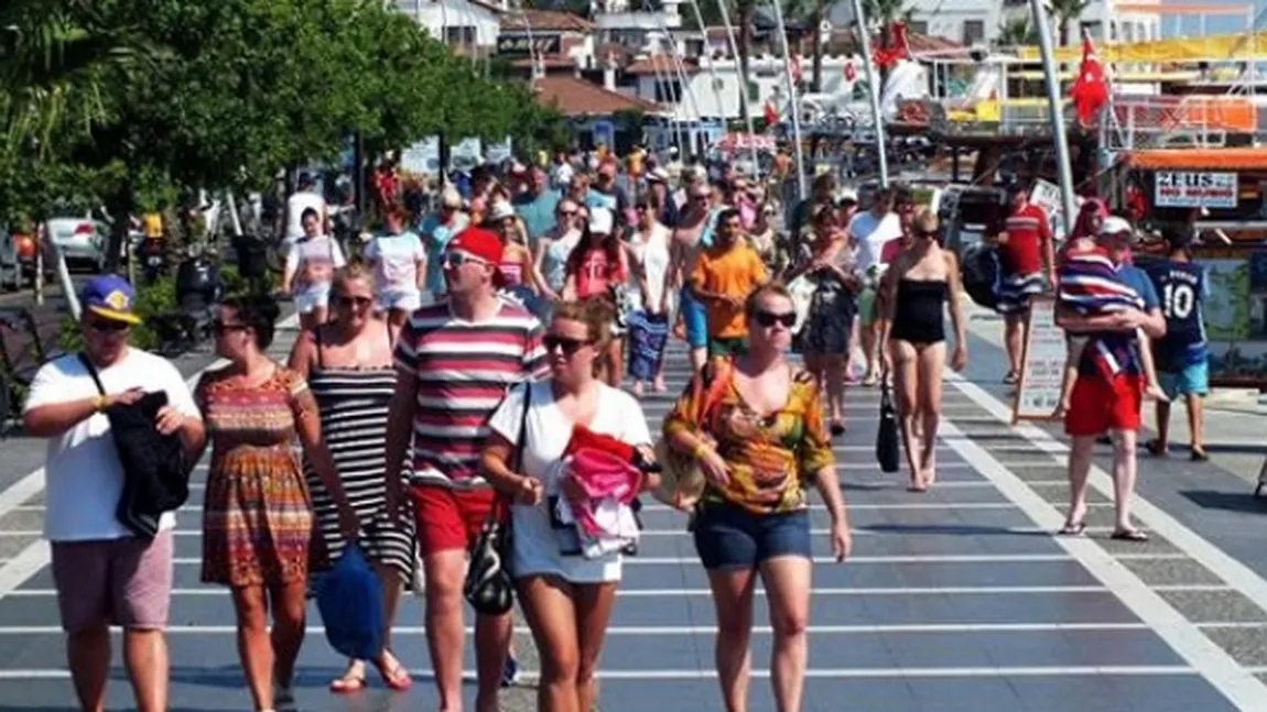 Numărul turiştilor străini din Turcia s-a redus cu 40% în iunie, reprezentând cea mai mare scădere din ultimii 22 de ani