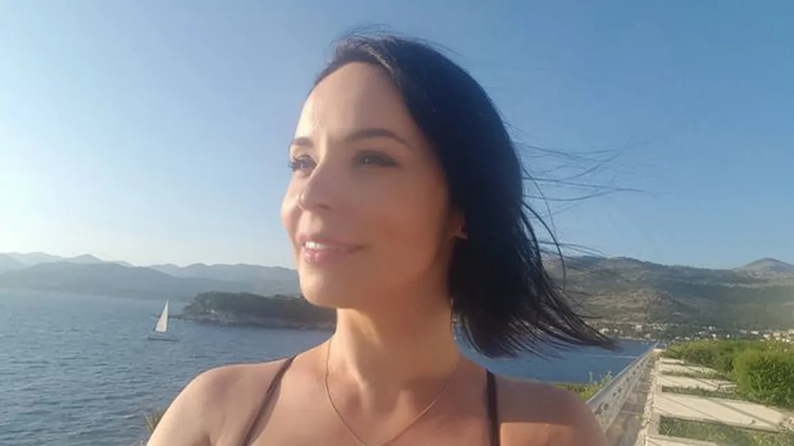 Nu s-a mai arătat niciodată aşa. Cât de sexy este Andreea Marin în costum de baie FOTO