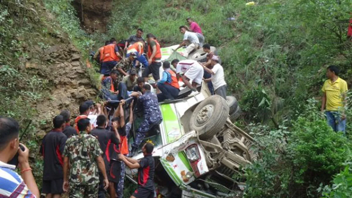 Autocar prăbuşit în prăpastie, în Nepal. Cel puţin 33 de persoane au murit
