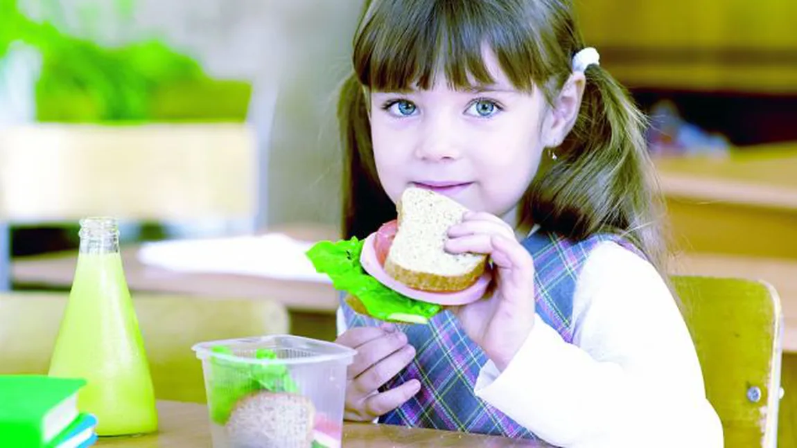 Începe şcoala. Ce punem în pacheţelul de prânz al copilului? Nu uita de recipientele colorate şi serveţelele animate