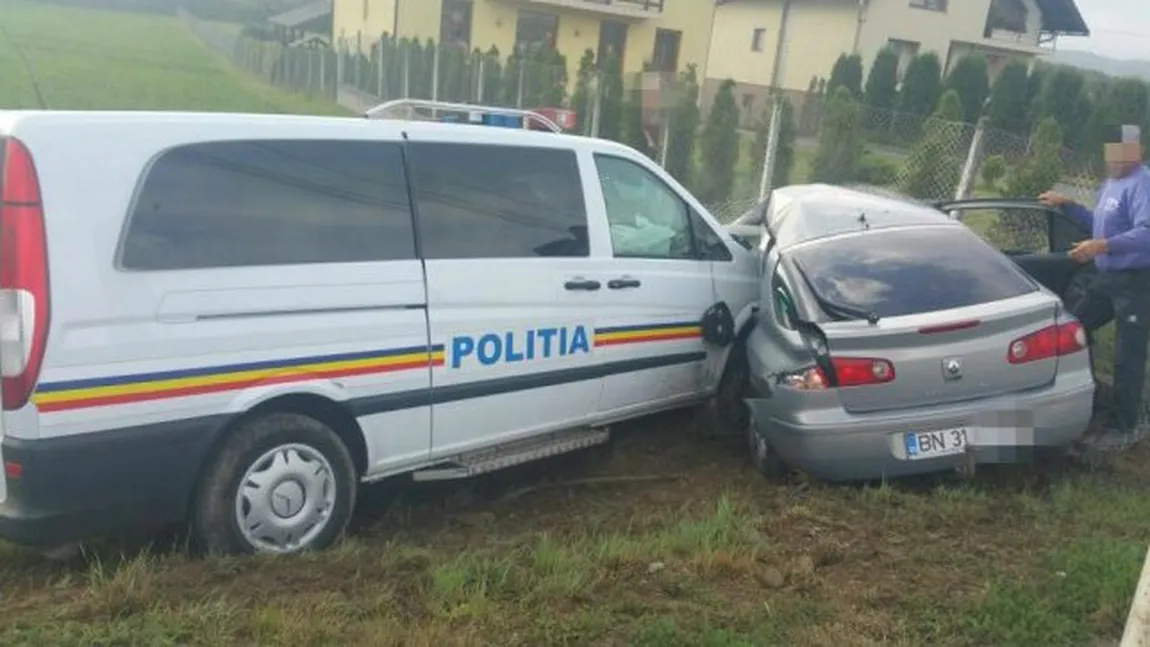 ACCIDENT în Bistriţa. O persoană, încarcerată după ce o dubă de mascaţi a intrat într-un autoturism