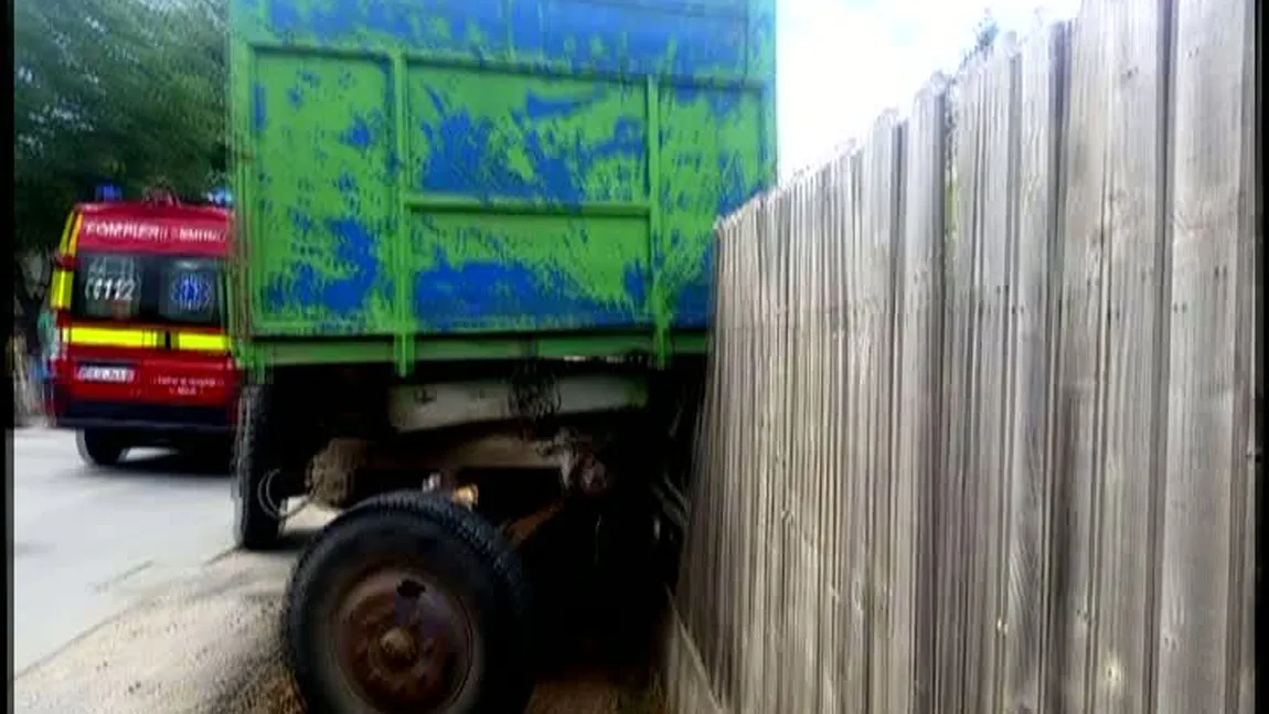 Accident grav în judeţul Constanţa. O fetiţă a fost mutilată după ce o remorcă s-a desprins de tractor şi a trecut peste ea