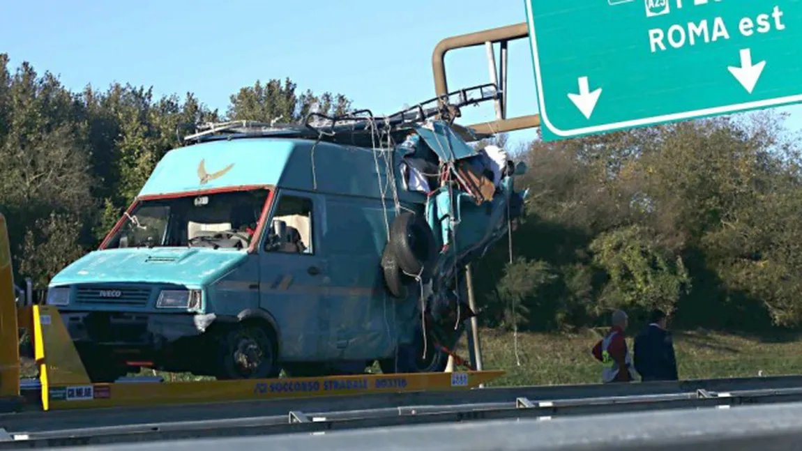 Un român a murit şi alţi 10 au fost răniţi după ce un microbuz ce transporta muncitori români s-a ciocnit cu un camion în Italia