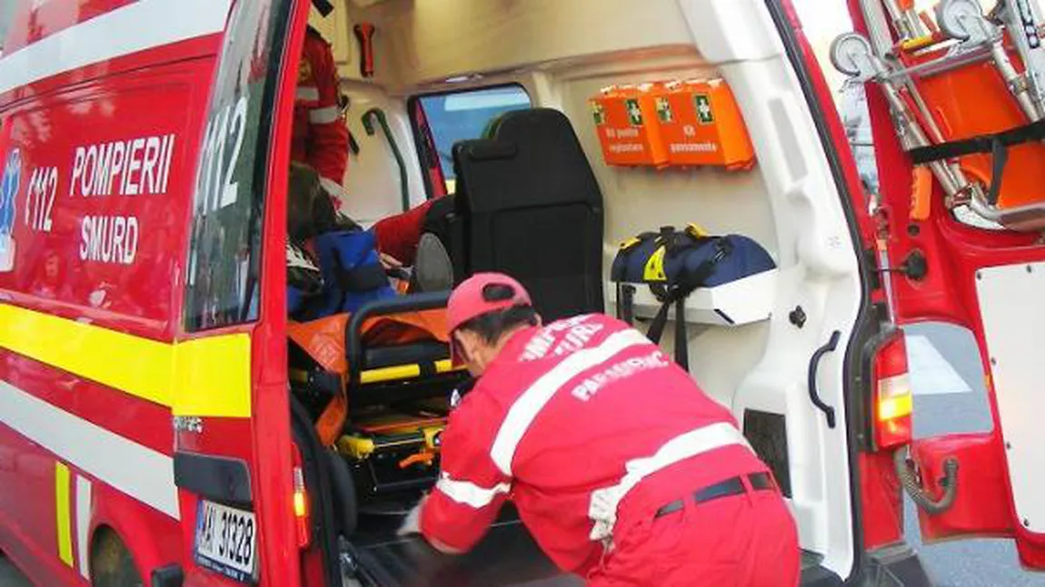 Accident grav în Timiş. Un autobuz în care se aflau 20 de copii şi cinci adulţi a fost lovit de un TIR