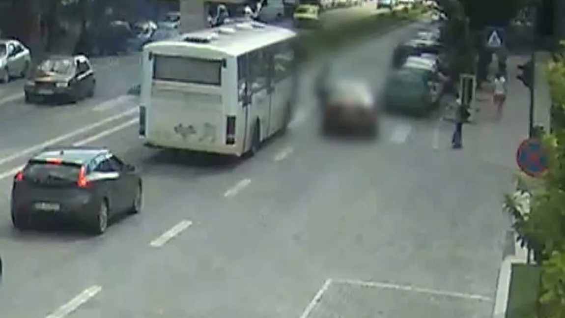 Un tânăr din Vaslui a fost lovit de o maşină pe trecerea de pietoni VIDEO