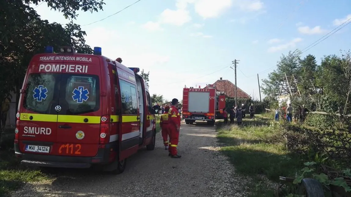 Un bărbat şi-a dat foc la casă. Pompierii, ameninţaţi cu cuţitul ca să nu stingă focul VIDEO