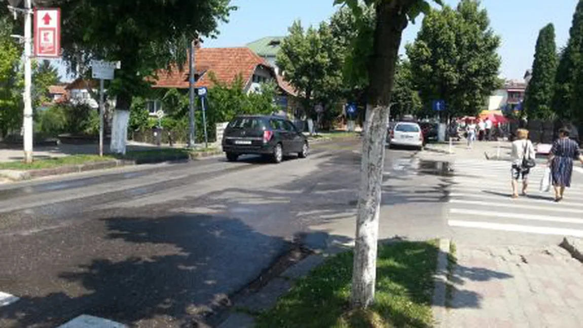 Ultimele pregătiri pentru înmormântarea Reginei Ana la Curtea de Argeş. Bulevardul central a fost închis