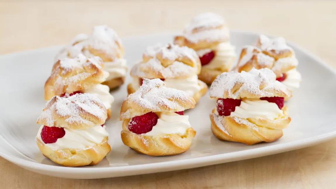 Desertul Zilei: Choux a la creme cu frişcă
