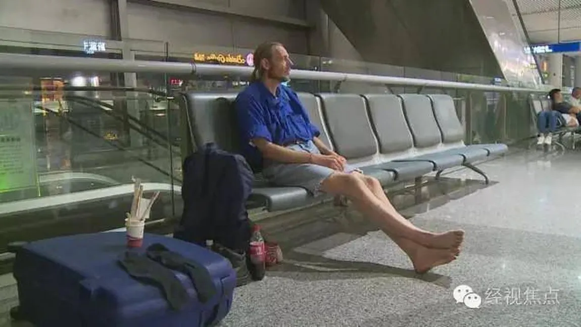 A fost spitalizat după ce şi-a aşteptat 10 zile iubita în aeroport. Bărbatul era complet epuizat FOTO