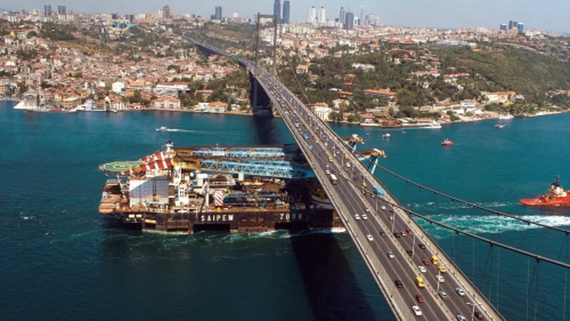 Coliziune în Strâmtoarea Bosfor, unde traficul maritim a fost suspendat temporar. Trei persoane au murit