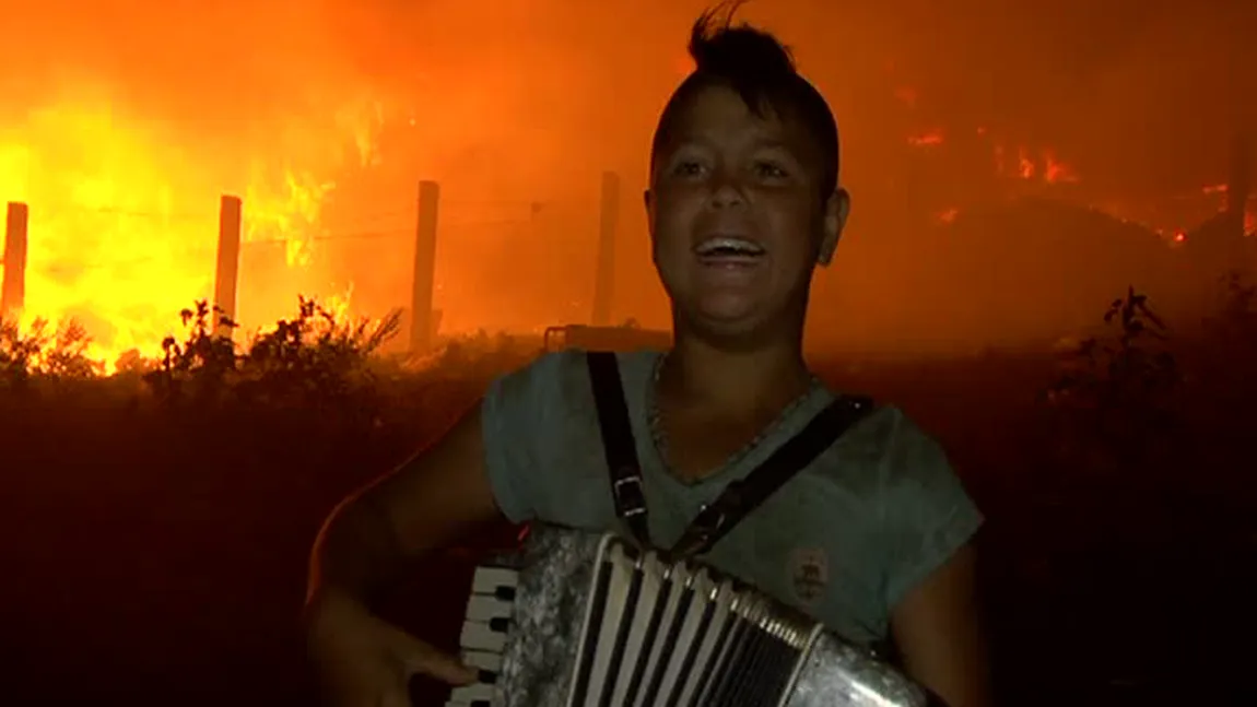 Imagini uluitoare. Un copil a cântat la acordeon în faţa unui incendiu de la rampa de gunoi VIDEO