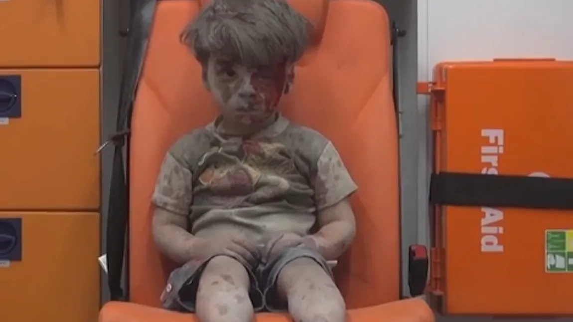 Imagini care te lasă fără cuvinte! Tăcut şi în stare de şoc, un copil de 5 ani ilustrează ororile la care sunt supuşi sirienii