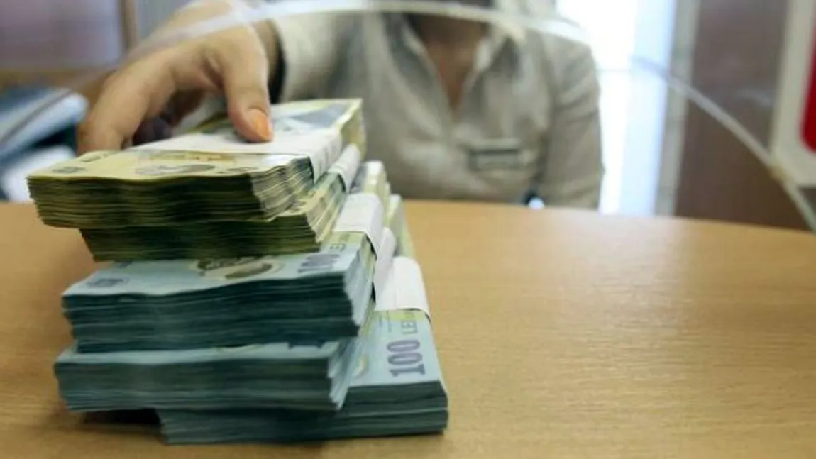 Românii, mai puţini bani în bănci în luna iulie faţă de luna precedentă