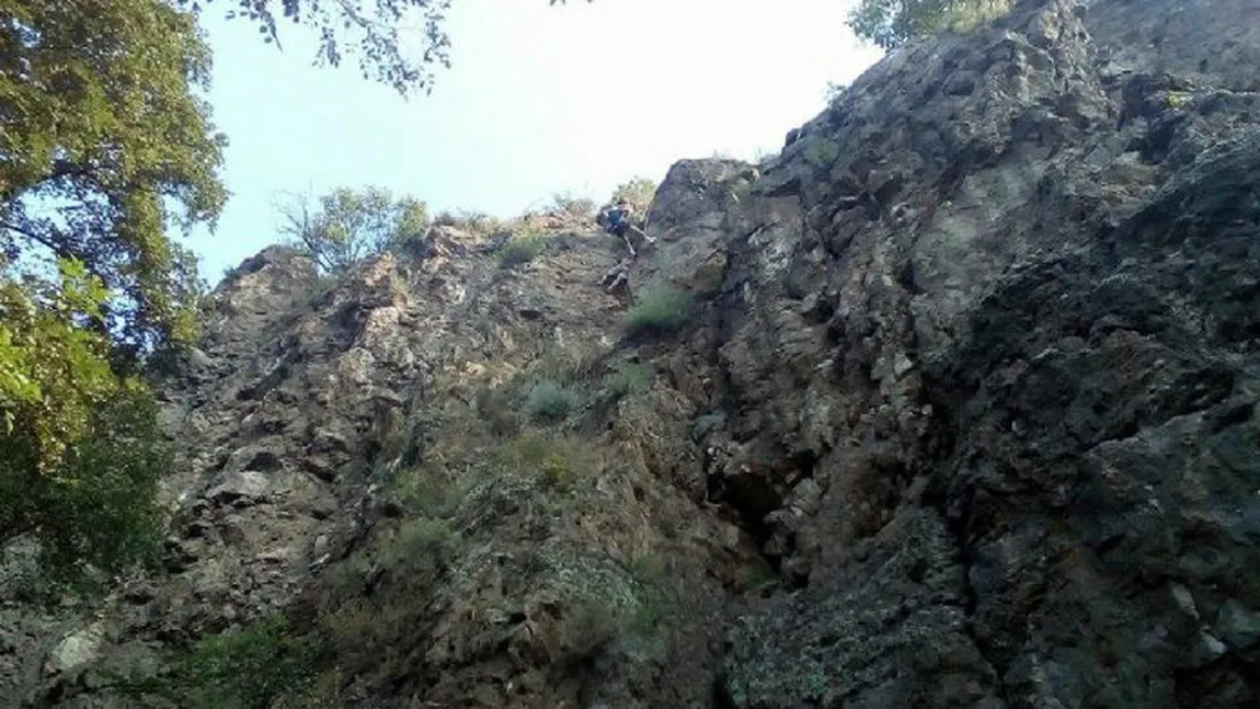 Operaţiune dramatică de salvare în munţi. Un tânăr a rămas blocat pe Dealul Cetăţii FOTO