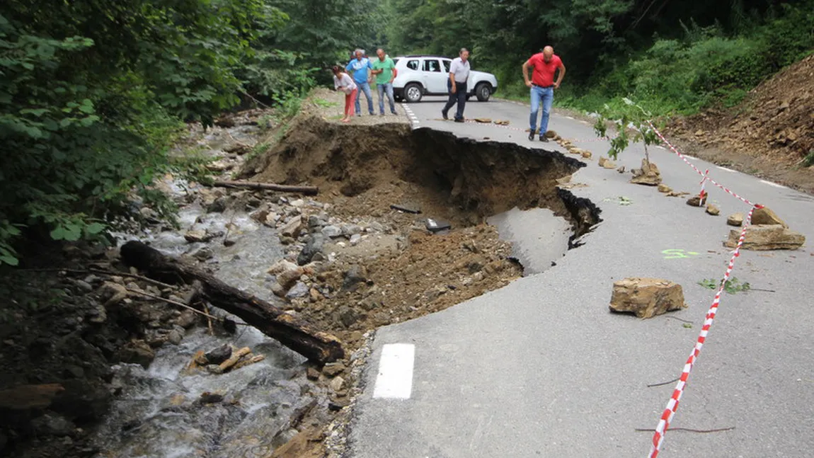 Inaugurată în acest an, şoseaua spre Sarmisegetusa Regia a fost DEVASTATĂ de viituri