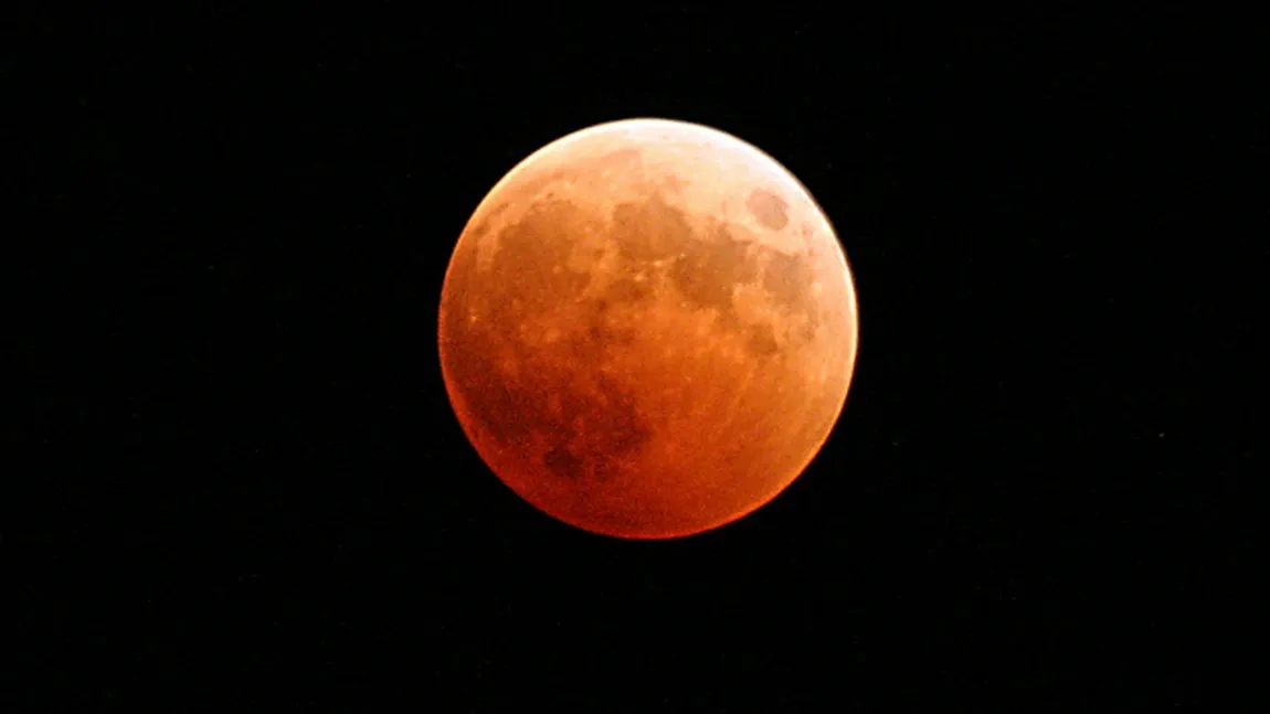 Eclipsă de Lună prin penumbră, vizibilă vineri noapte din România LIVE VIDEO