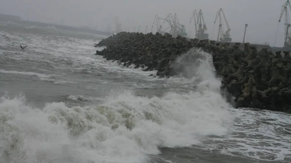 PLOAIE TORENŢIALĂ la mare. Meteorologii au emis COD GALBEN pe litoral