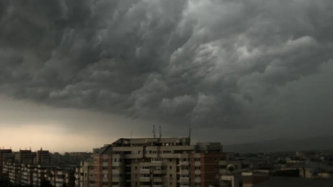 FURTUNI în mai multe zone din ţară. Meteorologii au emis COD PORTOCALIU şi COD GALBEN