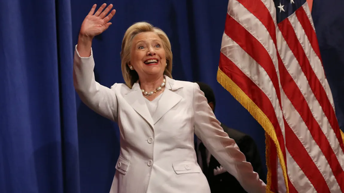 Hilary Clinton conduce detaşat în ultimul sondaj din Statele Unite