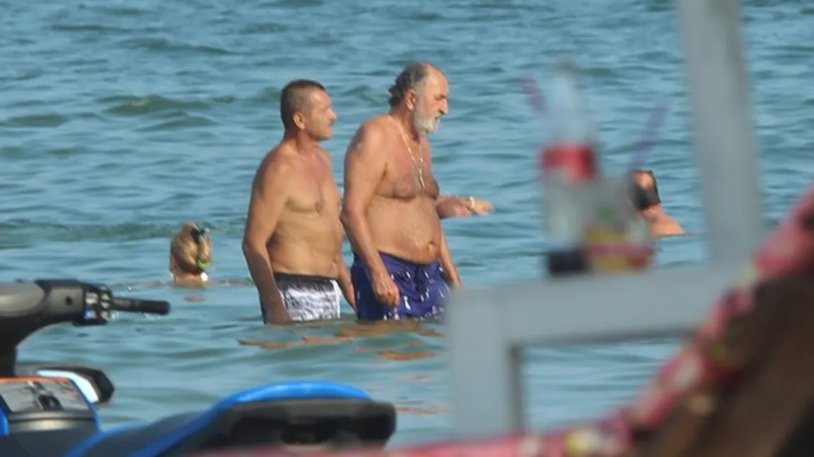 ŞOC. Ion Ţiriac, însoţit de o vedetă feminină din showbiz la plajă, la Mamaia. Ce brunetă i-a ţinut companie omul de afaceri FOTO