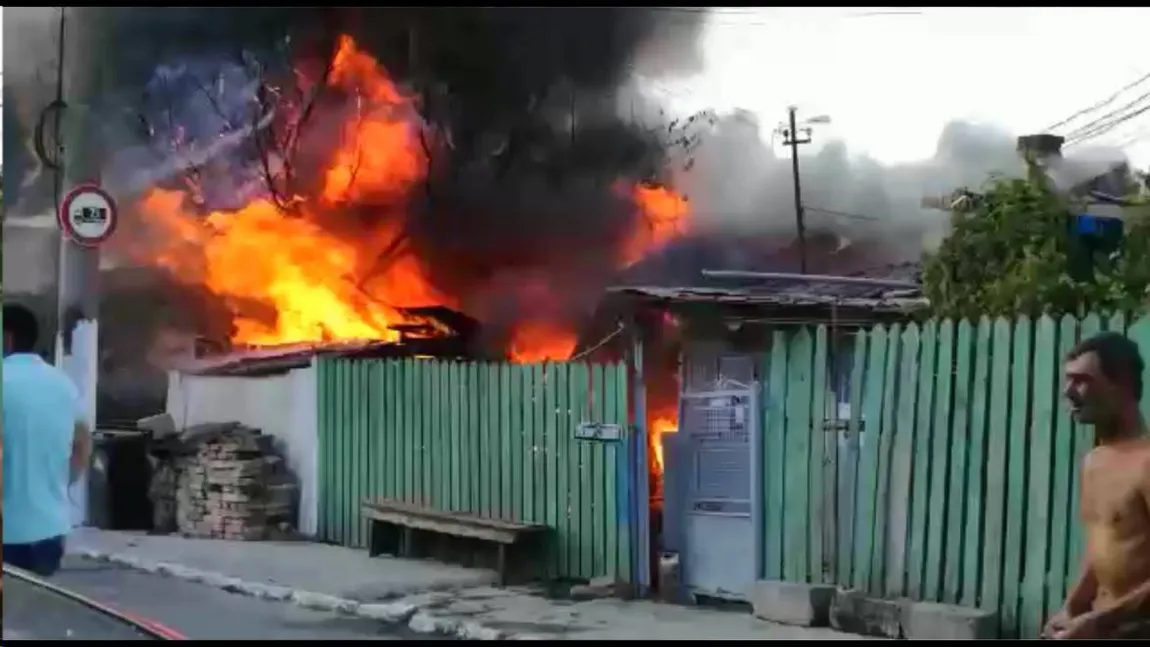 Incendiu de proporţii în Constanţa. Două case au fost cuprinse de flăcări