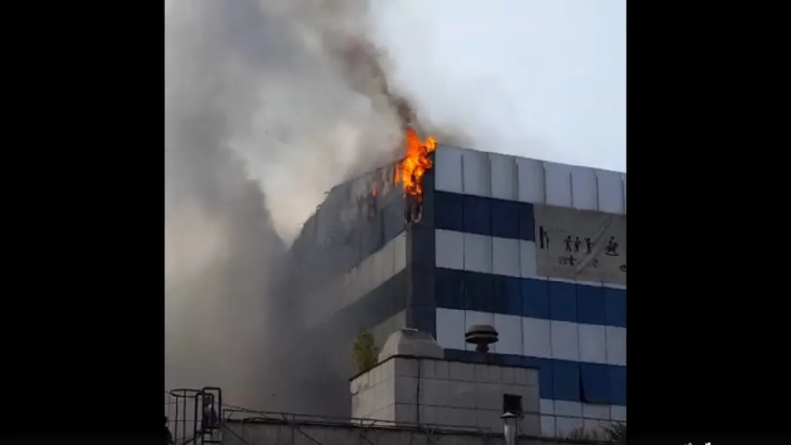 Incendiu VIOLENT la Piaţa Crângaşi la o galerie comercială. 22 de echipaje ISU intervin la faţa locului