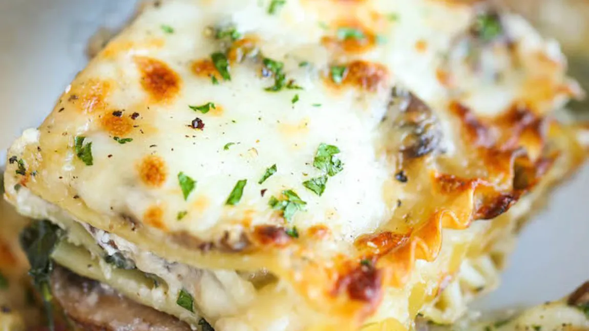 Lasagna cremoasă cu spanac şi ciuperci, reţetă apetisantă pentru o zi călduroasă de vară
