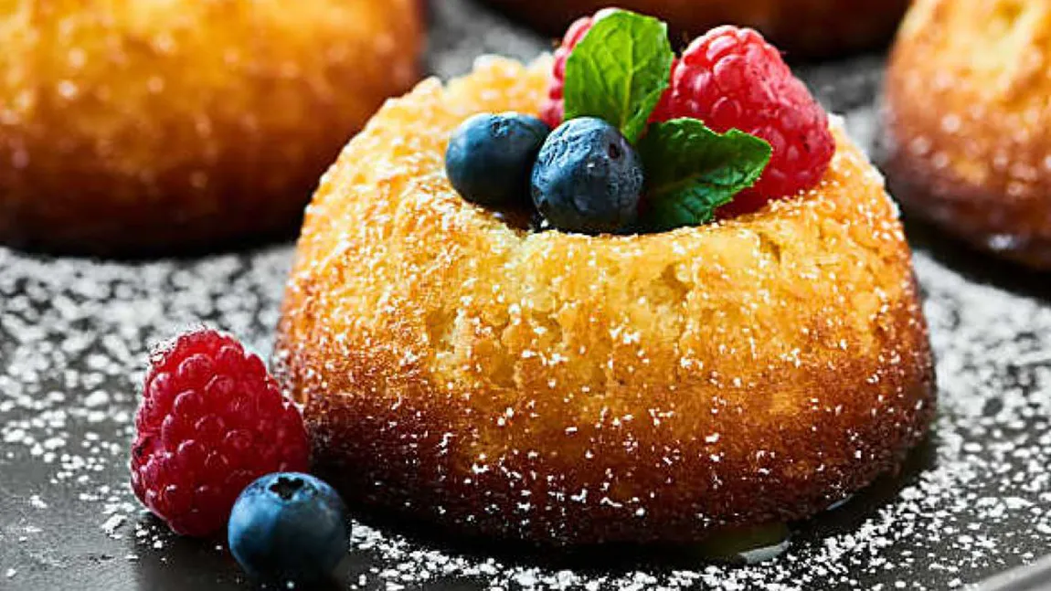 Lava cake cu lămâie, un desert spectaculos de delicios