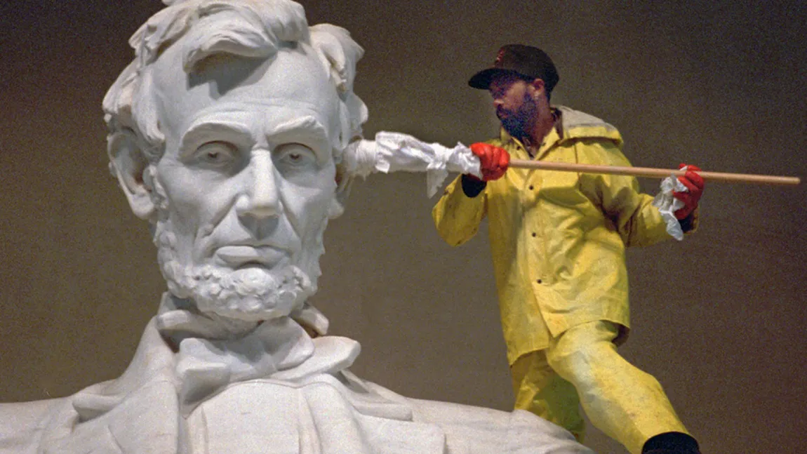 O mâzgă misterioasă se întinde pe monumentele din Washington