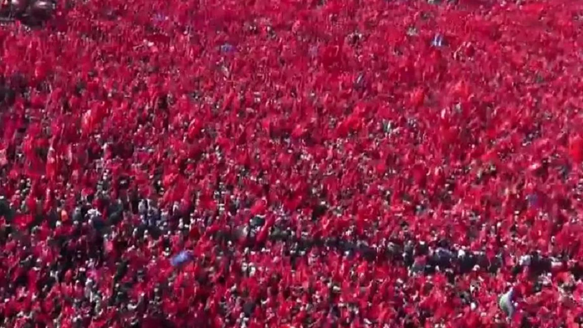 Manifestaţie de amploare în Turcia: Un milion de turci s-au strâns la Istanbul, pentru a denunţa tentativa de lovitură de stat