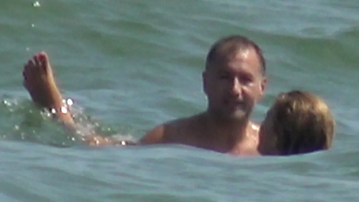 IMAGINI FIERBINŢI Politician român, surprins in ipostaze XXX FOTO