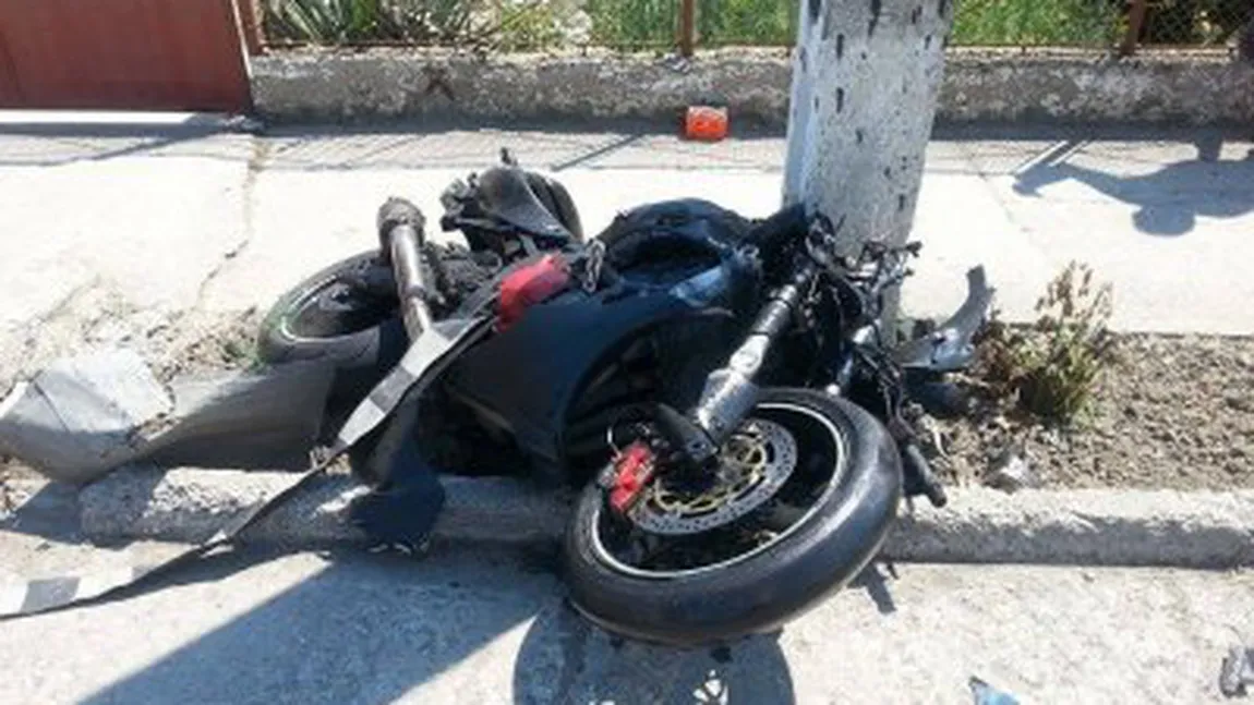 ACCIDENT TRAGIC. Un motociclist de 25 de ani A MURIT după ce a fost proiectat într-un STÂLP
