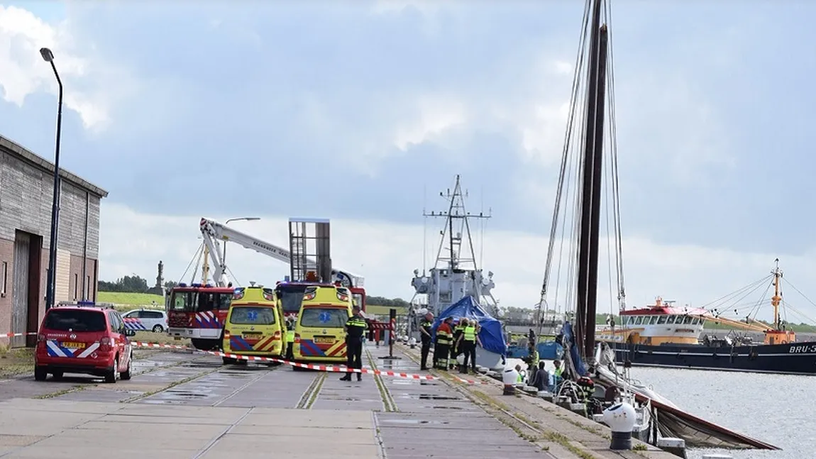 Trei turişti nemţi au murit după ce catargul unei nave s-a rupt şi a căzut peste ei