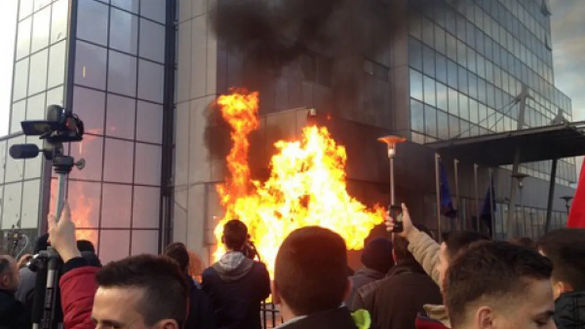ATAC cu încărcătură EXPLOZIVĂ la Parlamentul din Kosovo