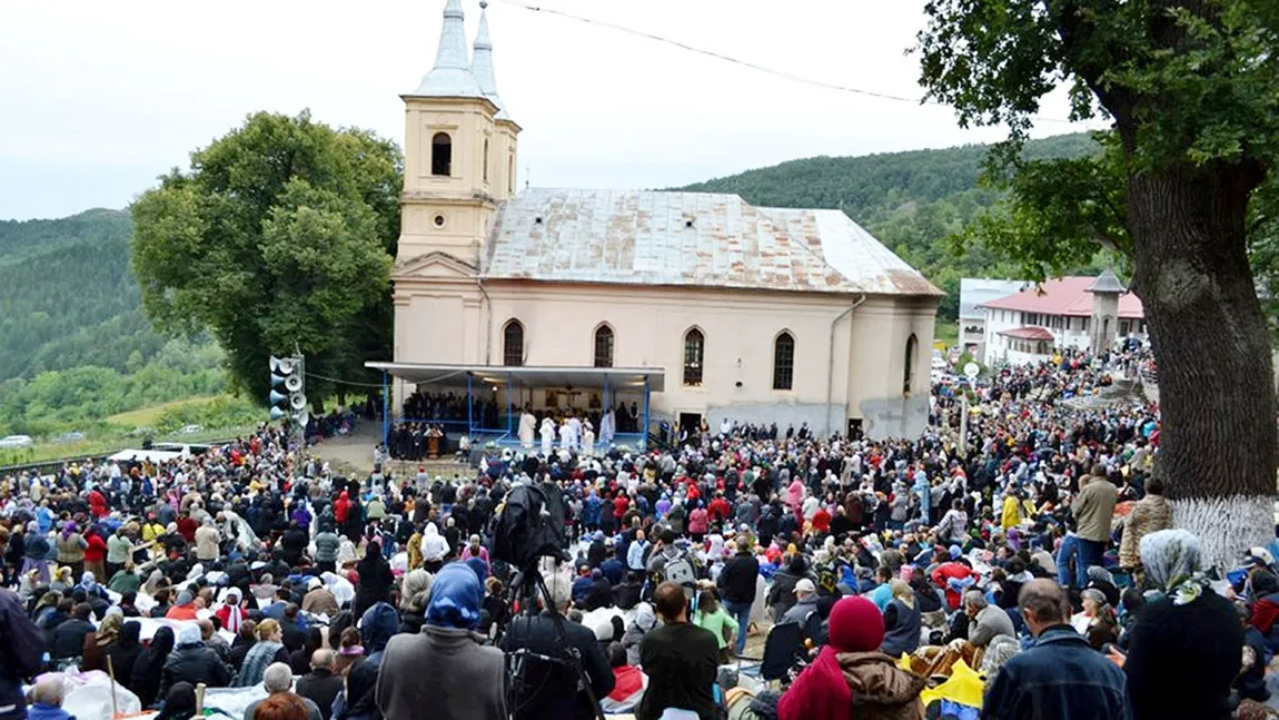 ADORMIREA MAICII DOMNULUI. Mii de credincioşi ortodocşi şi greco-catolici participă la pelerinajul de la Nicula